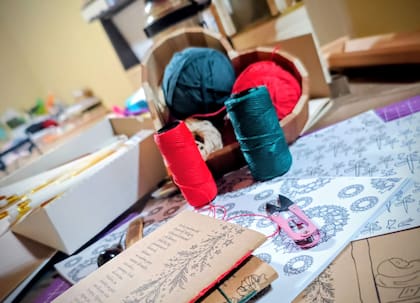 Guadalupe comenzó a dedicar sus horas libres al armado de cuadernos y diarios únicos, artesanales, con diferentes técnicas de costura, con sentido y por encargo.