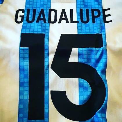 Guadalupe, la hija de Licha López y Mechi Blanco, ya tiene su camiseta de Racing. 