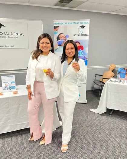 Guadalupe (mexicana, beneficiaria de DACA) y Modesta (ecuatoriana) trabajaban juntas como asistentes dentales y, durante un almuerzo, imaginaron crear su propia escuela