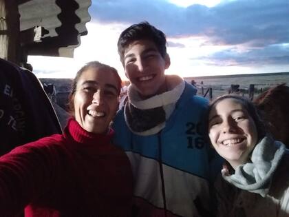 En la Patagonia: ordeñando a mano, comenzó con tres vacas lecheras y hoy hace un queso que es furor 25 Guadalupe Sorzana junto a dos de sus hijos, quienes heredaron también el amor por las vacas de tambo