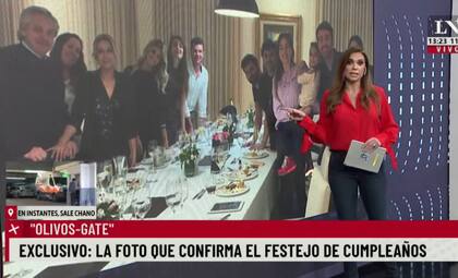 La periodista Guadalupe Vazquez al mostrar la foto que confirmó el festejo en Olivos cuando regía un estricto aislamiento obligatorio en todo el país
