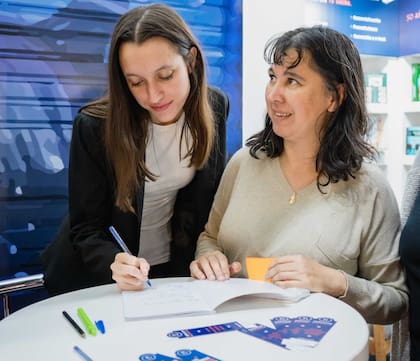 Guadalupe y Sonia firmando ejemplares del libro "Viaje y coraje".