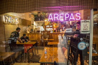 Guaica bar está escondido en la Galería Jardín, de Microcentro. Hace cinco años que hace comida venezolana