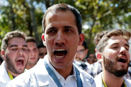 Guaidó, durante una protesta contra Maduro, afuera del Hospital de Caracas, ayer