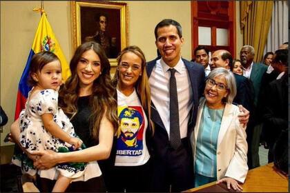 Guaidó es padre de una niña de un año y fanático aficionado del béisbol