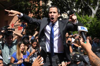 Guaidó intenta llegar al Parlamento, que sigue custodiado
