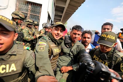 Guaidó se reunió con los militares que abandonaron a Maduro: “Reconocemos su espíritu patriota”