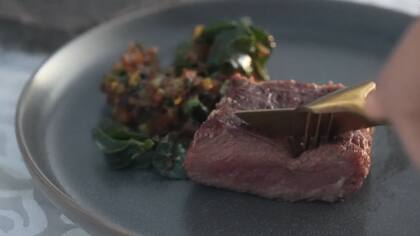 Guanaco ahumado con papas a la sal.