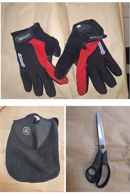 Guantes, una protección facial y la tijera incautada durante el procedimiento realizado por la Policía de la Ciudad