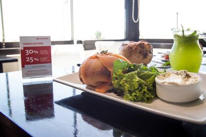 El volcán de salmón ahumado (con palta, queso crema, huevo poché y rúcula), acompañado con verdes, se lleva todos los elogios de Guappa.