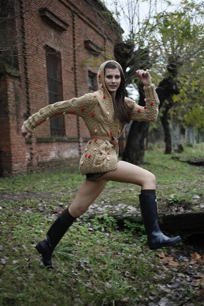 GUARDA FOLK
Poncho estampado (Americanino para Falabella, $ 319), camisa de franela (Giesso, $ 516) y gorro tejido en ochos (Complot, $ 60)
Tip: combiná este poncho con un pantalón negro y camisa