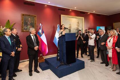 "Guarda libre a tu Argentina
el viento, el cielo y las trojes;
libre la Cartilla, libre el rezo,
libre el canto, libre el llanto,
el pericón y la milonga,
libre el lazo y el galope
¡y el dolor y la dicha libres!", dice un fragmento del escrito incluido en el libro Tala de Gabriela Mistral, publicado por primera vez en Buenos Aires en 1938