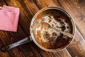 Un experto explica la razón por la que no debería guardar la comida directamente en la olla