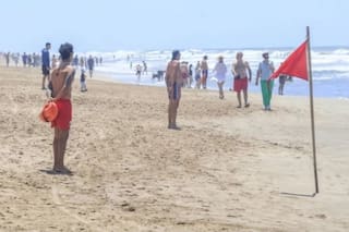 Cómo se forman los “chupones de mar” que sorprenden en las playas argentinas