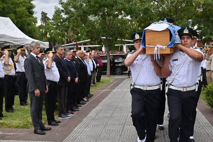 Guardia de honor para inhumar los restos de la oficial Zalazar