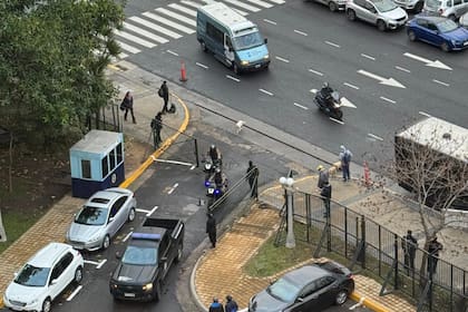 Guardia en Comodoro Py esperando la llegada de José López, exsecretario de Obras Públicas