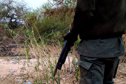 Guardia en un paso clandestino