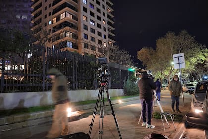 Guardia periodística en el complejo donde vive Alberto Fernández, en Puerto Madero