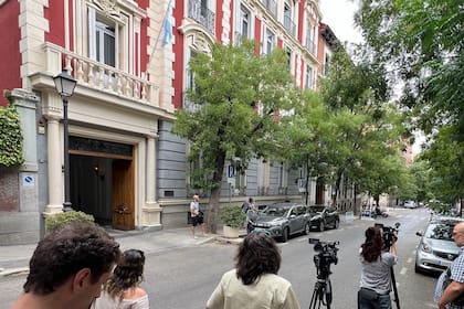 Guardia periodística en el Consulado Argentino en Madrid a la espera de la llegada de Fabiola Yáñez