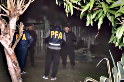 Guardia policial en la casa de Laudelina Peña