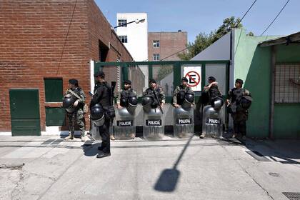 Guardia policial en la puerta del hospital de Lomas de Zamora donde robaron un bebé