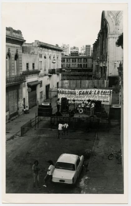 Guardia Vieja al 3600 con fondo del Mercado del Abasto y con el Centro Cultural Babilonia decido a ganar una calle que no tenía enfrente un supermercado gigante ni unas grandes torres ni el shopping  