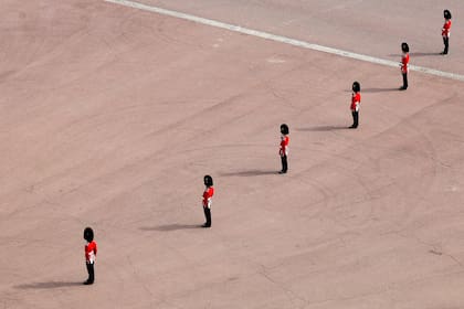 Guardias de Coldstream en formación frente al Palacio de Buckingham presentan sus respetos durante el Funeral de Estado de la reina Isabel II, en Londres, el lunes 19 de septiembre de 2022. 