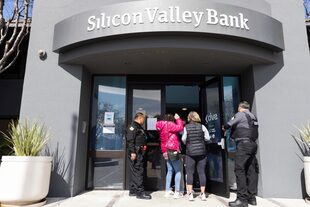Guardias de seguridad permiten a personas ingresar en la sede del Silicon Valley Bank en Santa Clara, California, el lunes 13 de marzo de 2023. 