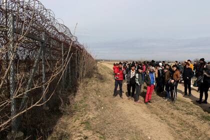 Guardias fronterizos griegos patrullan mientras los inmigrantes esperan en la frontera entre Turqua y Grecia