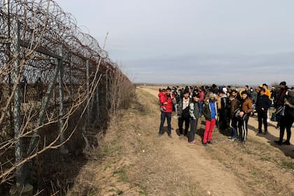 Guardias fronterizos griegos patrullan mientras los inmigrantes esperan en la frontera entre Turquía y Grecia