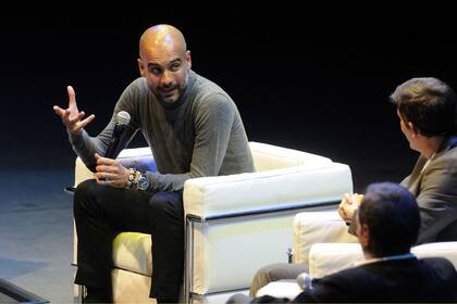 Guardiola, ayer en el Luna Park junto a Varsky y Martino