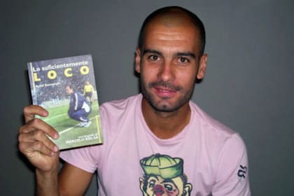 Guardiola, con el libro "Lo suficientemente Loco", del periodista Ariel Senosiain.