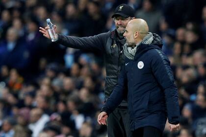 Guardiola dijo que los entrenadores ya "no existen por la falta de tiempo para mejorar los equipos"; Klopp no tendrá por largo tiempo a Van Dijk y Joe Gómez