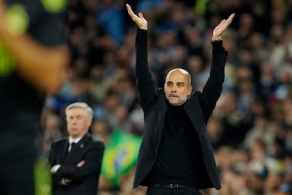 Guardiola, exultante; detrás, un abatido Ancelotti