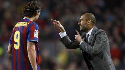 Guardiola le da indicaciones a Ibra; "En Barcelona no fui feliz", declaró años después Zlatan