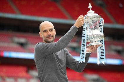 Guardiola levanta un nuevo trofeo en su carrera. Un entrenador que hizo historia.