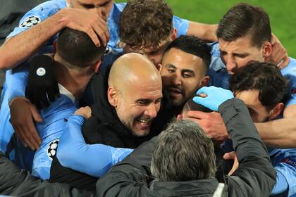 Guardiola queda en el centro de los festejos con sus jugadores
