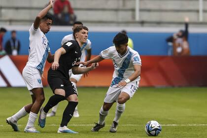 Guatemala adelantó líneas y tuvo la chance más clara, pero el primer tiempo no tuvo grandes emociones.