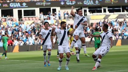Guatemala enfrentando a Guadalupe en la etapa de grupos: "X" @GoldCup