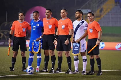 Guatemala perdió contra El Salvador en su primer juego (X @fedefut_oficial)