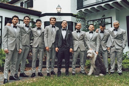 Guaynaa rodeado por sus padrinos, todos con trajes idénticos. A la izquierda de la imagen está Sebastián Yatra y le siguen Lorenzo Figueroa (hijo de Chayanne), William Weisslinger, el youtuber Twan Kuyper, Ricky y Mau Montaner, Julián y Manuel Turizo.