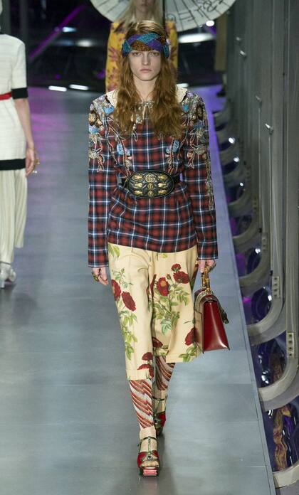 Gucci popularizó este accesorio de la mano de Carrie Bradshaw en Sex and the City y ahora lo perpetúa como cinturón