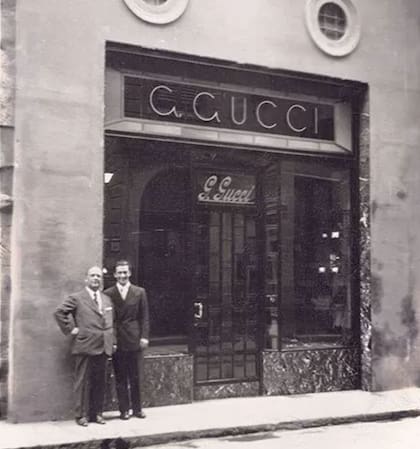 Guccio y Rodolfo, su primogénito, en el primer local de la firma en Florencia, Italia 