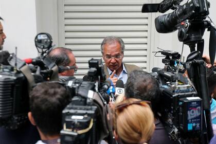 Guedes hoy en conferencia con los periodistas, en la entrada de la casa del empresario Paulo Marinho
