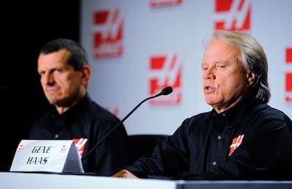 Guenther Steiner, director del equipo de Haas, y Gene Haas, el dueño de la escudería que espera mejores resultados de Mick Schumacher.