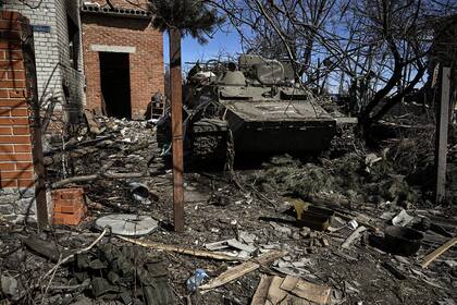 Un vehículo blindado ruso abandonado en la aldea de Mala Rogan, al este de Kharkiv, después de que las tropas ucranianas lo recuperaran, el 28 de marzo de 2022