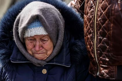 
Una mujer llega a Kiev después de huir de su casa en las afueras de la ciudad el 28 de marzo de 2022, en medio de la invasión rusa de Ucrania