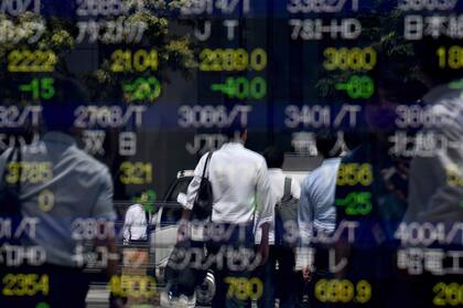 Guerra comercial: el yuan frenó su caída pero las bolsas de Asia siguieron en baja