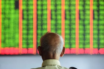 Las bolsas asiáticas se desplomaron y los precios del petróleo se dispararon más del 25%