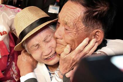 Una mujer de 92 abraza a su hijo de 71 de Corea del Norte y a quien no ve desde hace alrededor de 60 años